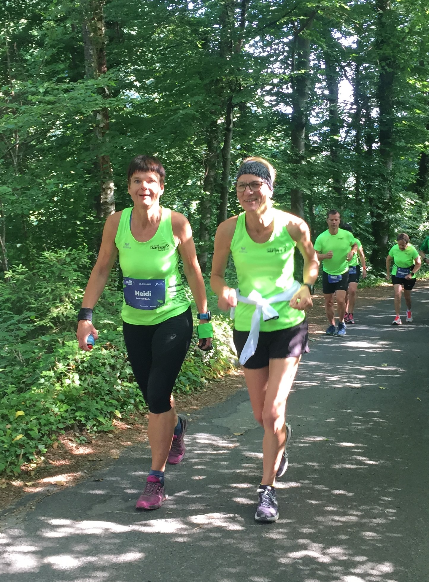 Mit einem Lächeln: Heidi und Ingrid